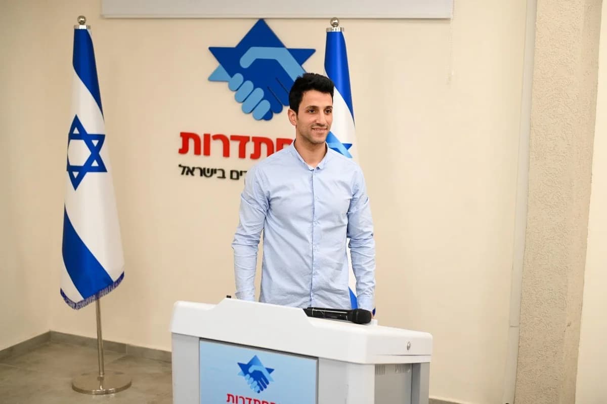 מידד גולן, מייסד ומנכ״ל המרכז לשיפור התנועה, עומד ליד דוכן נואמים